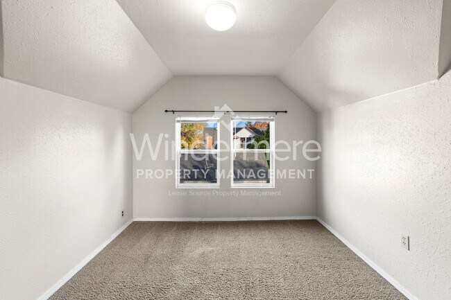 Building Photo - **Half off Full 1st Month's Rent** Beautif...