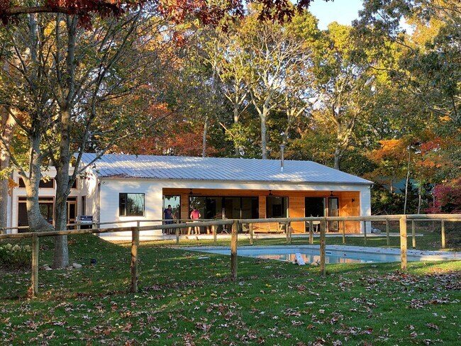 Building Photo - 6710 Soundview Ave