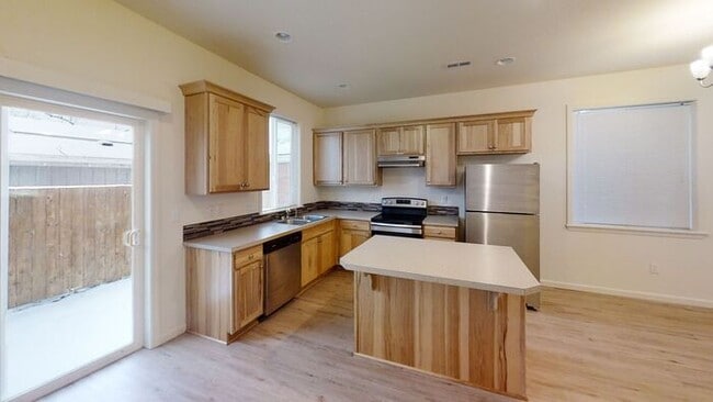 Building Photo - Now Showing- Charming 3-Bedroom Townhome in Lively Lents Neighborhood - Your New Home Awaits!