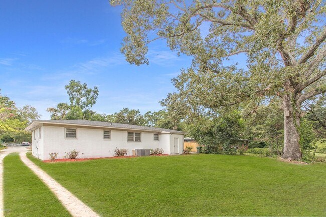 Building Photo - Students Welcome great 4 Bedroom House
