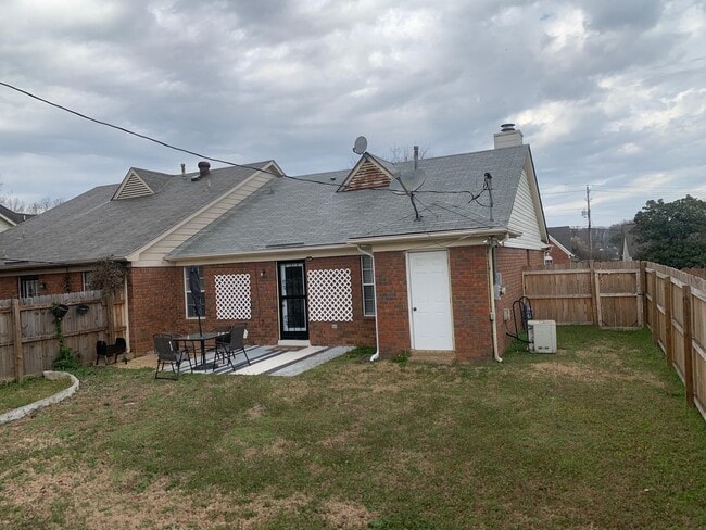 Building Photo - 5545 Oak Branch Cir N