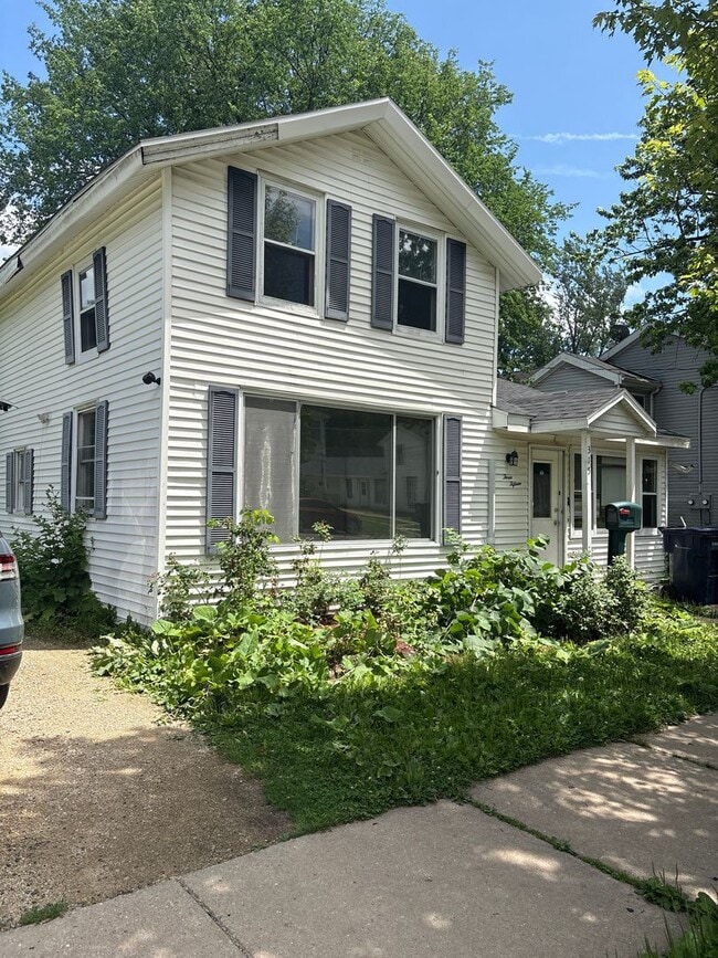 Primary Photo - SPACIOUS 4 BEDROOM HOME READY TO WELCOME YOU