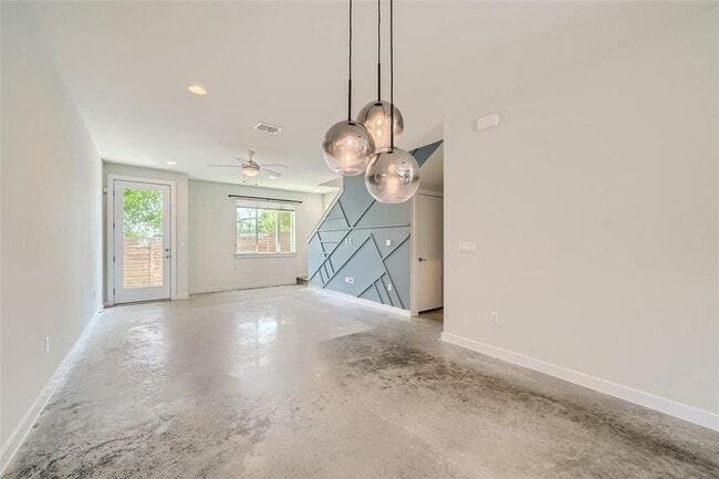 Building Photo - 801 N Bluff Dr