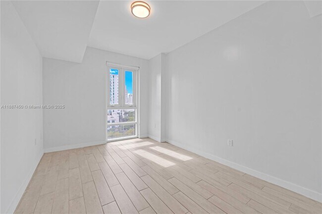Building Photo - 321 NE 26th St
