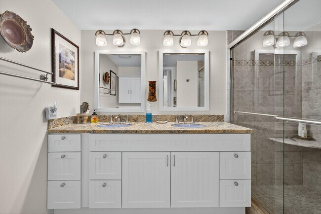 Building Photo - 704 Clubhouse Cir