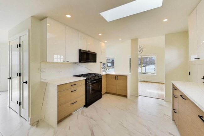 Building Photo - 909 S Waverly Ave