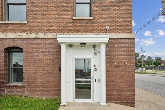 Building Photo - 307 W 6th St