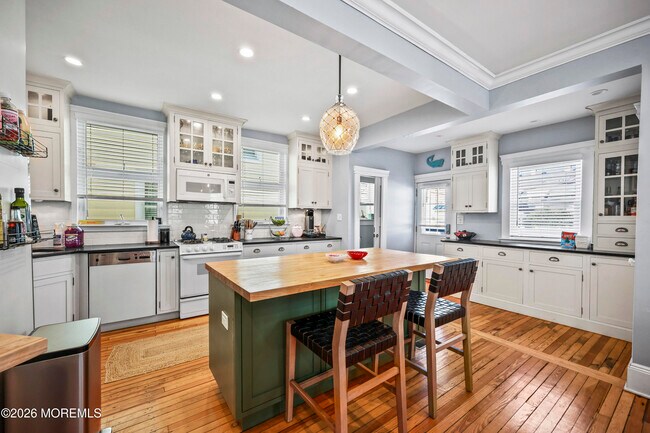 Building Photo - 214 Brinley Ave