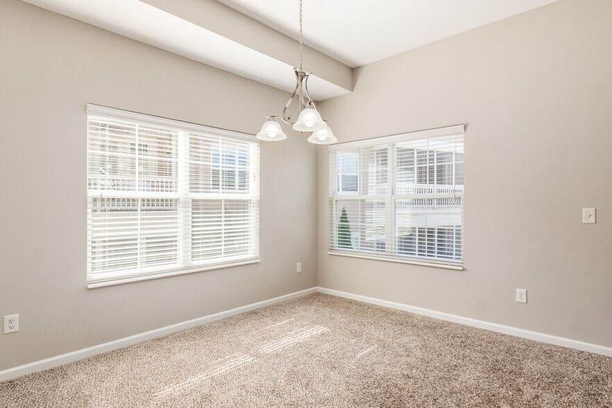 Building Photo - 560 Redwood Ln