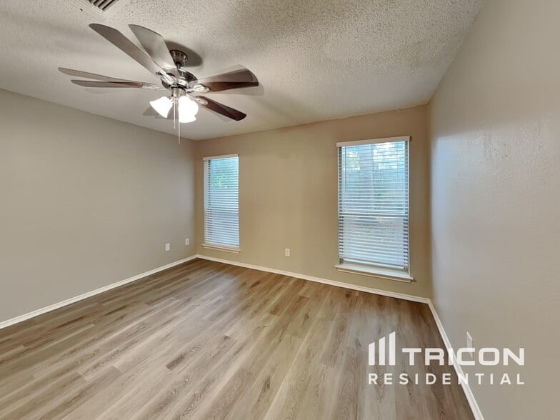Building Photo - 404 Moss Hill Dr
