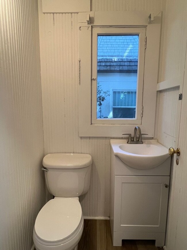 Building Photo - BEAUTIFUL 4+ BEDROOM VICTORIAN!!