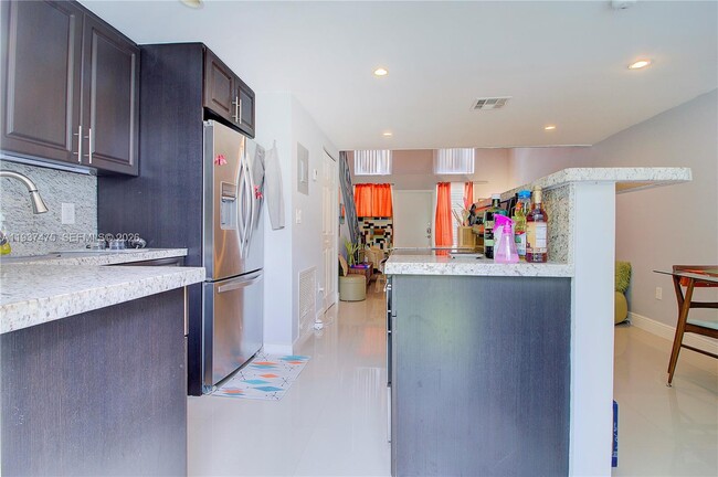 Building Photo - 6865 Bay Dr