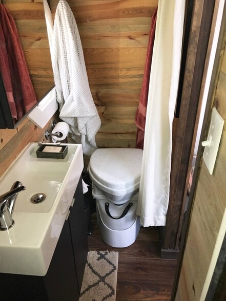 Building Photo - 325 N Sunset St