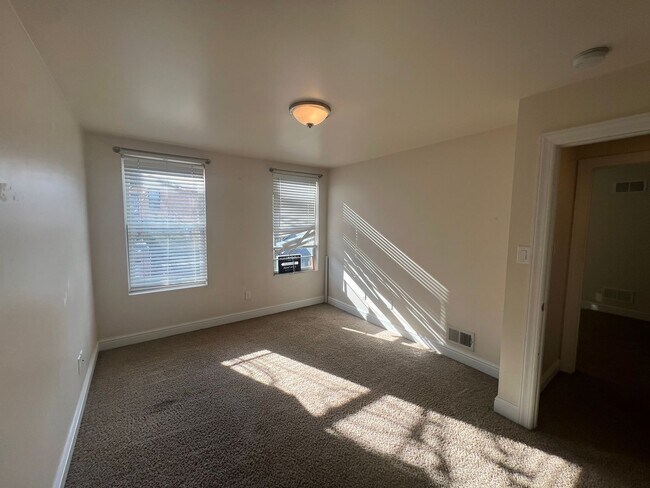 Building Photo - Beautiful 4 Bedroom/ 2.5 Bath with Integra...