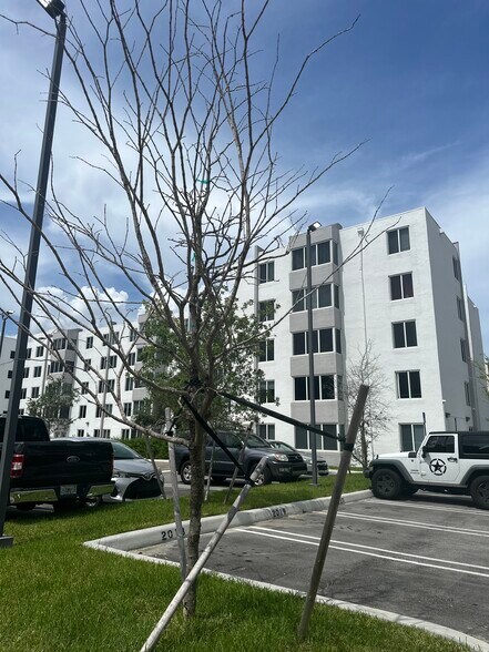 Primary Photo - 250 Sunny Isles Blvd
