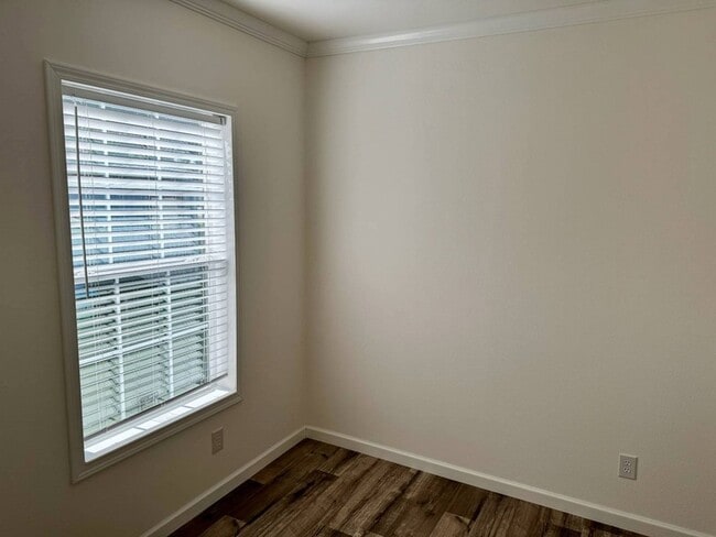 Building Photo - 887 E Colonial Cir