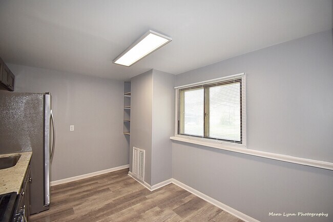 Building Photo - 106 W Kendall Dr