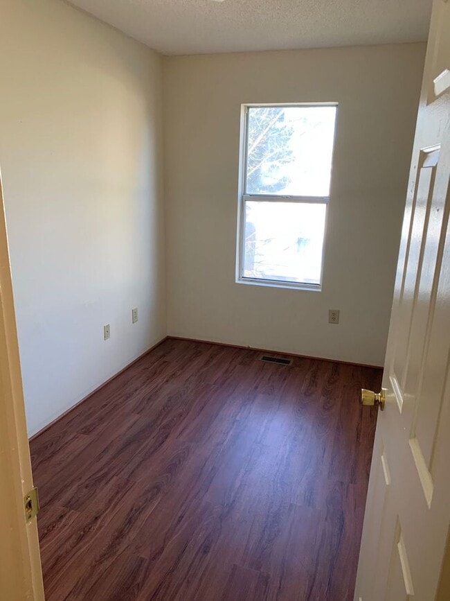 Building Photo - Great Two Story Home In Town