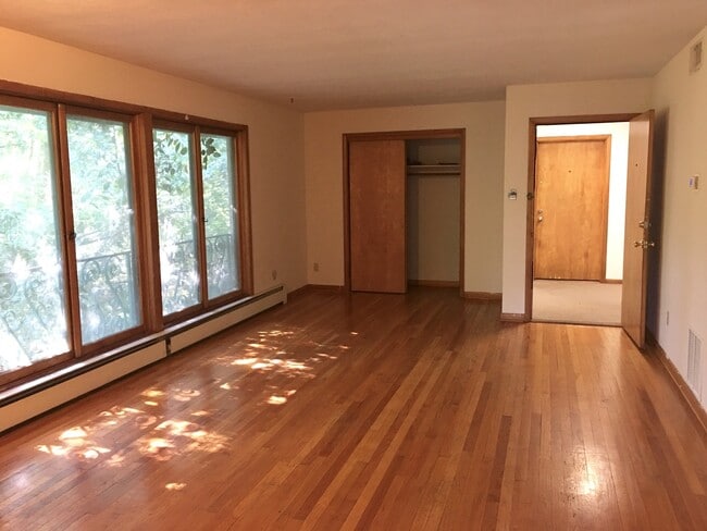 Building Photo - Very Unique 2 Bedroom Apartment off University Avenue!