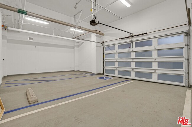 Building Photo - 9000 W 3rd St