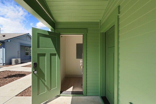 Building Photo - Beautiful 2 bedroom 1 Bathroom for rent in North Oak Park! Close to UC Davis and McGeorge Law