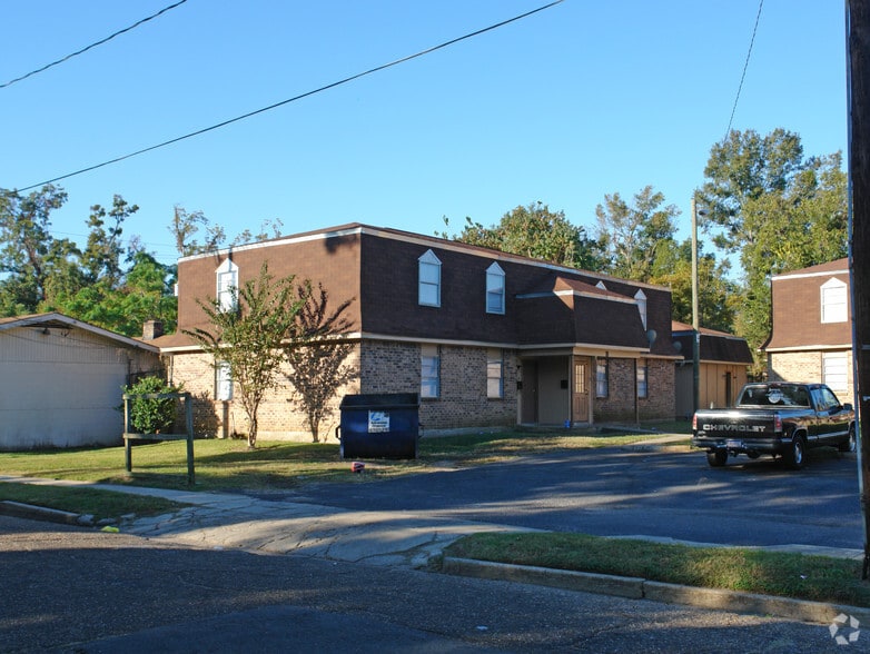 Primary Photo - Oakleigh Village Apartments