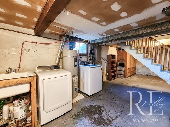 Building Photo - Classic Charmer with Water Views in the Heart of Manette