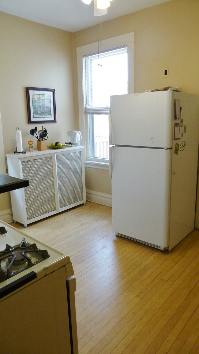 Kitchen - 2216 W Giddings St