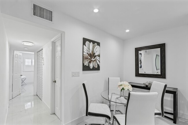Building Photo - 1198 Hillsboro Mile