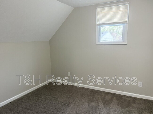 Building Photo - 731 N Arnolda Ave