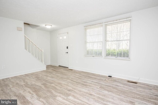 Building Photo - 14550 Farmcrest Pl