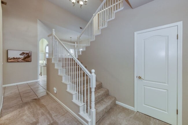 Building Photo - Impressive 4 Bedroom 2.5 Bath home with Po...