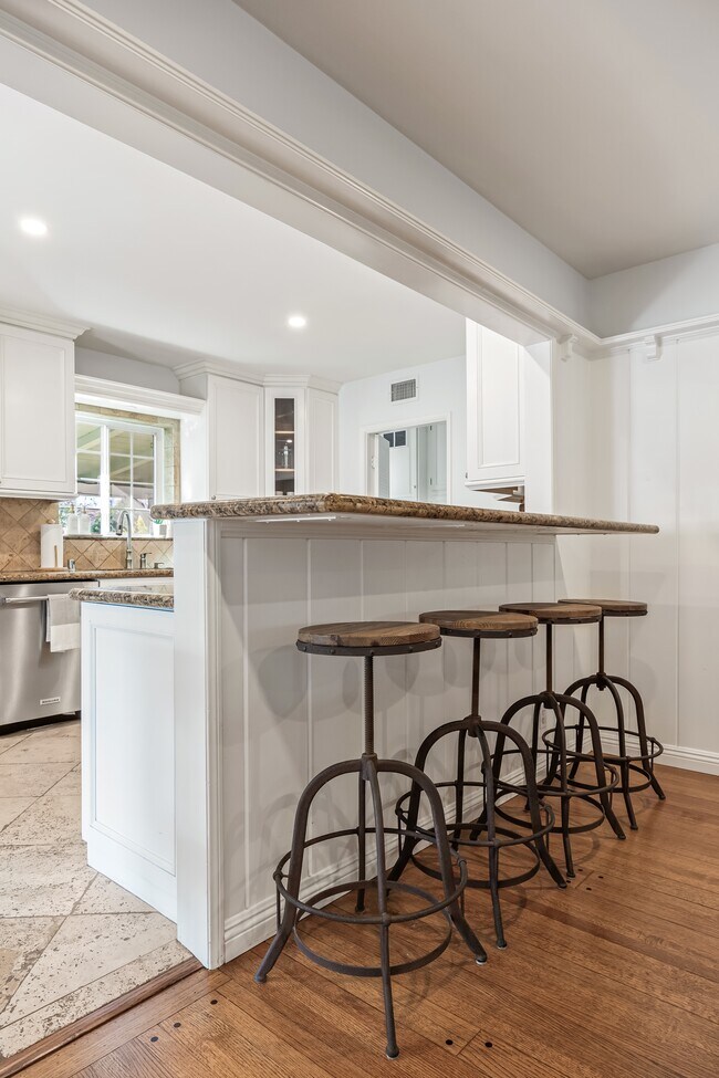 Building Photo - 2510 Santiago St