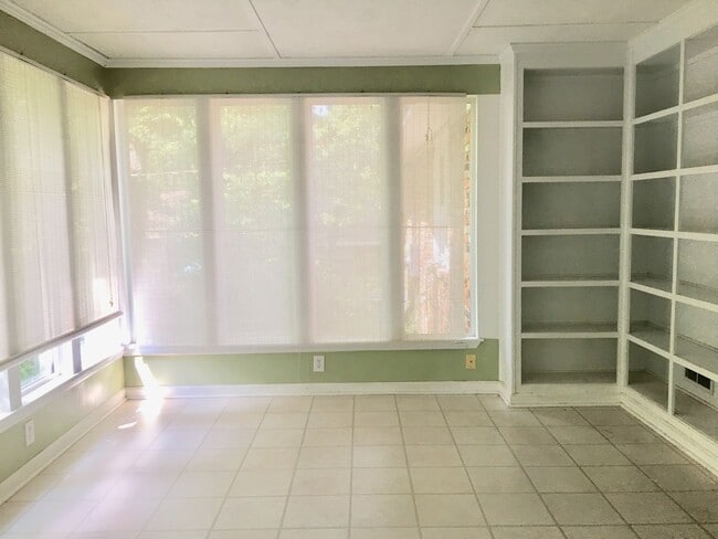 Building Photo - Forest Acres