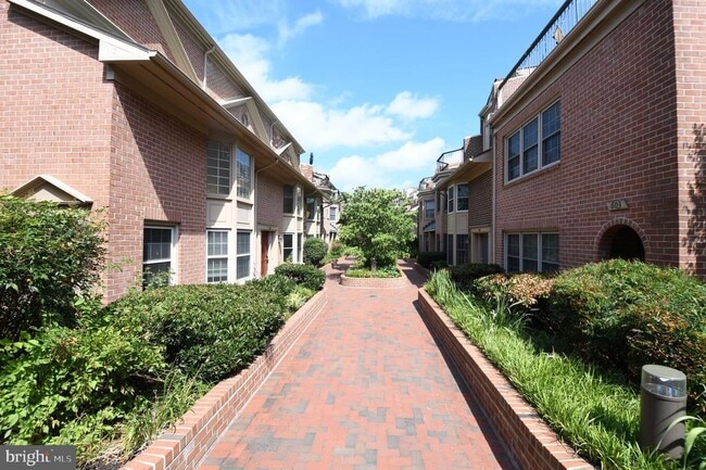 Building Photo - 601 N Tazewell St
