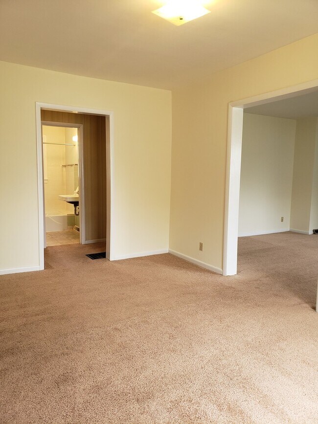 Building Photo - 3 bedroom, 2 bath Home: Available July 2026!