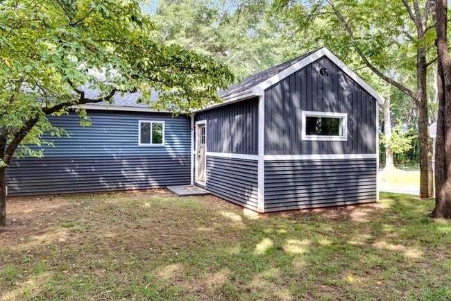Building Photo - Renovated 2 Bedroom 2 Bath Duplex with Lar...