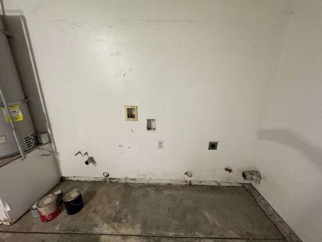 Building Photo - Charming Tulare home available now!