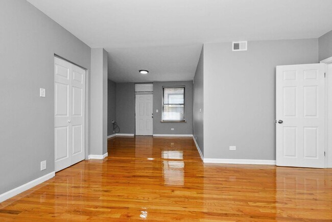 Building Photo - Three Bedroom in South Shore