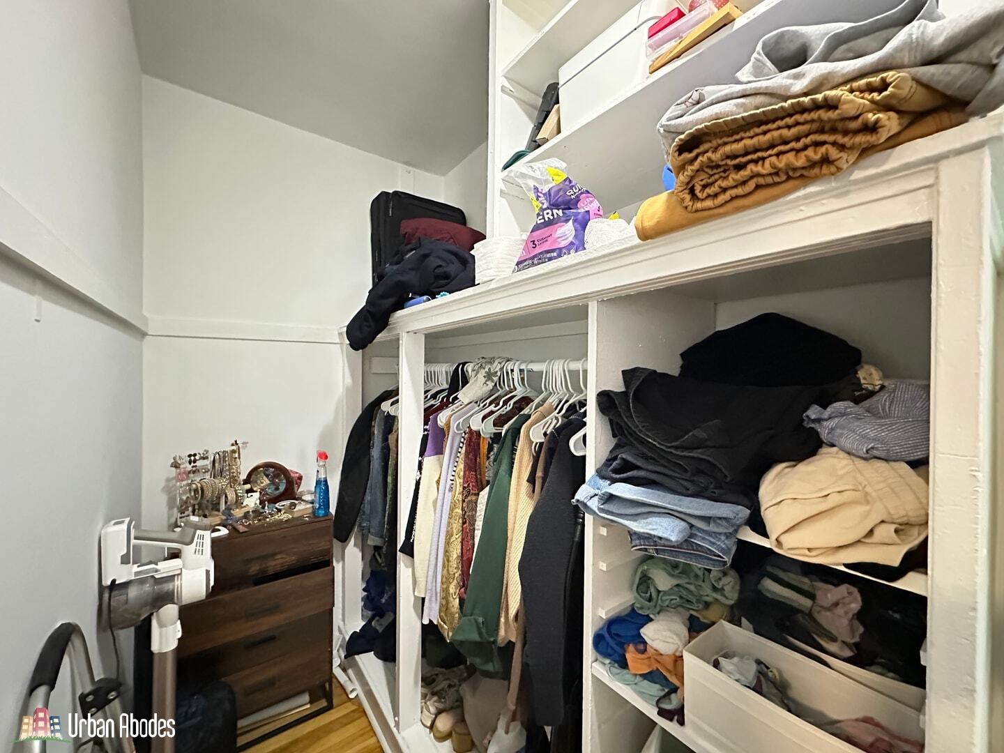 Building Photo - 5517 N Kenmore Ave