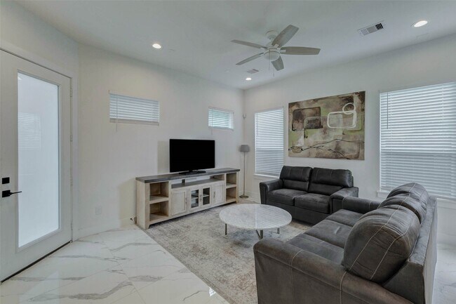 Building Photo - 5727 Elysian St