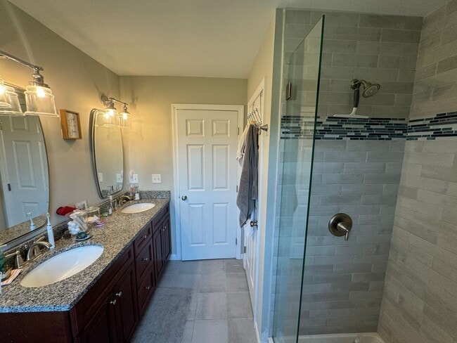 Building Photo - Beautiful 4 Bedroom Colonial