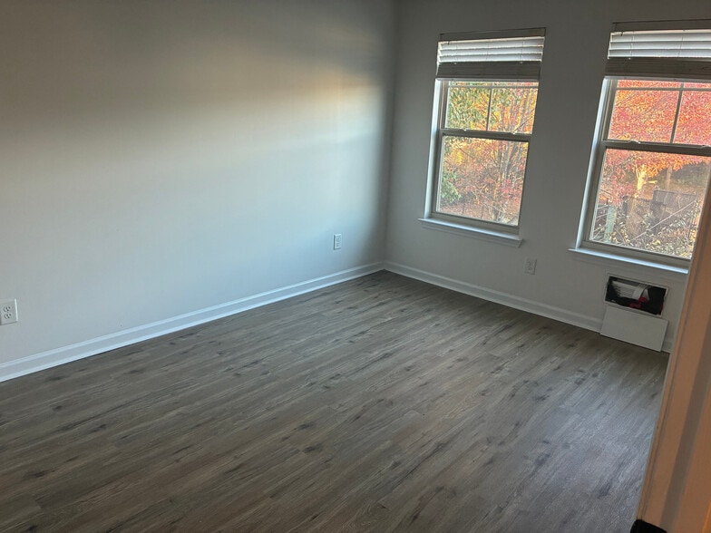 Building Photo - Room in Townhome on Bayrose Cir