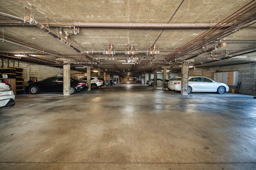 Building Photo - 13920 Moorpark St