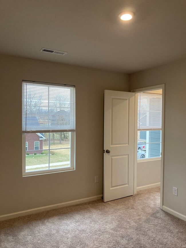 Building Photo - ** Apply TODAY ** Possibly Have Keys in Hand TOMORROW **