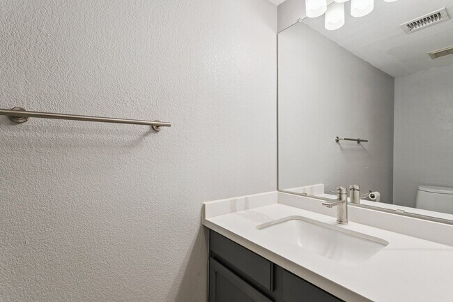 Building Photo - Beautiful 2 Bedroom