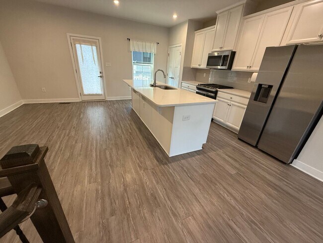 Building Photo - 3 Bedroom Townhouse - City Living with a G...