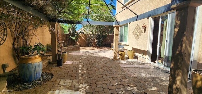 Building Photo - 933 Ambrosia Dr