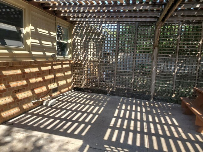 Building Photo - Single family home Recently renovated, mov...