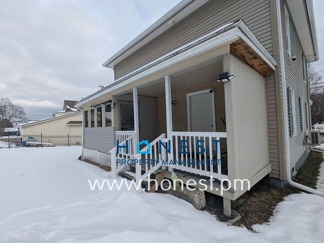 Building Photo - 162 College Ave